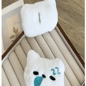Vue détaillée de breloques en peluche chat endormi blanc pour le bricolage et les accessoires.