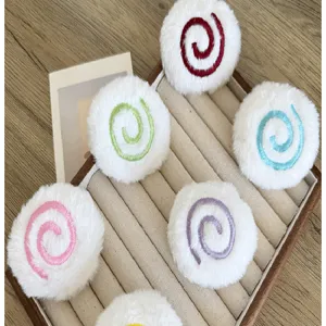 Gros plan d'accessoires de bonbons sucettes en peluche colorés pour travaux manuels DIY