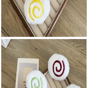 Gros plan de breloques en peluche douce avec broderie en spirale colorée pour décor DIY