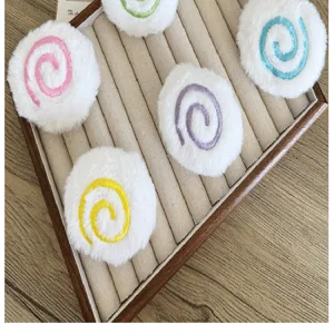 Vue détaillée d'accessoires de bonbons en peluche colorés pour le bricolage DIY