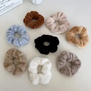 Une collection de chouchous en peluche en fausse fourrure dans divers tons thé au lait