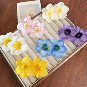 Barrettes à fleurs de narcisse vibrantes présentées dans une boîte à bijoux élégante.