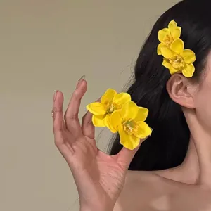 Pinces à cheveux jonquille jaune élégantes pour femmes au design double fleur.