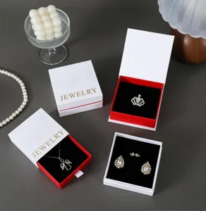 Elegante scatola per gioielli bianca con rose a rilievo e cassetto rosso
