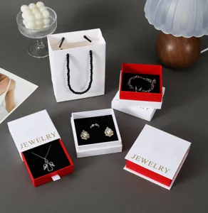 Elegante confezione regalo per gioielli con rosa in rilievo, cassetto e borsa abbinata