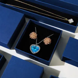 Elegante blaue Schmuckschatulle für Halsketten und Ohrringe mit Zubehör
