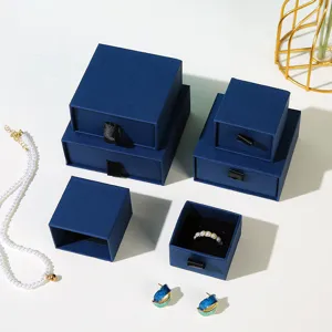 Set aus blauen Schmuckboxen in verschiedenen Größen mit praktischer Schublade.