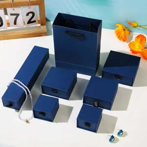 Detailansicht blaues Schmuckschatullen-Set mit Geschenktüte für verschiedene Accessoires