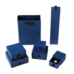 Elegante tiefblaue Schmuckschatulle im Schubladenstil und Papiertütenset für Ringe