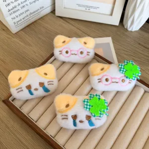 Lot de broches chat en peluche mignonnes avec trèfles à quatre feuilles et expressions