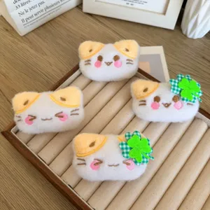 Têtes de chat en peluche avec trèfle, broche et accessoires de pendentif cartoon.