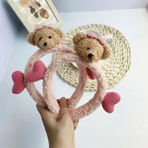 Bandeau mignon en peluche d'ours en peluche avec cœurs roses pour le lavage du visage