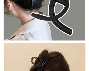 Détail d'une pince à cheveux minimaliste de 8 cm avec un design croisé élégant.