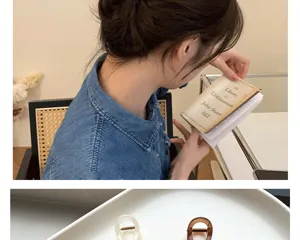 Vue détaillée des pinces à cheveux de 8 cm en finitions crème et ambre
