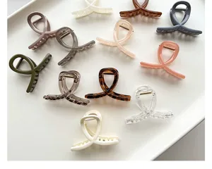 Détail de pinces à cheveux de 8 cm dans d'élégantes finitions mates, brillantes et écaille