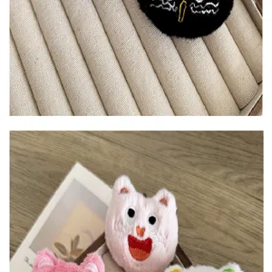 Vue détaillée d'une broche chat en peluche mignonne avec fourrure douce et broderies