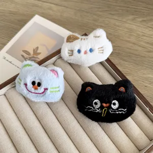 Lot de trois mignonnes broches tête de chat en peluche, coloris blanc, bleu et noir