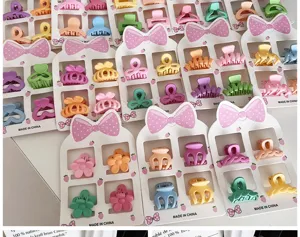 Vue détaillée de mini pinces à cheveux colorées pour enfants, ensemble de 4 pièces.