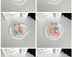 Lot de 4 mini barrettes à griffes aux couleurs acidulées pour bébés sur plateau blanc