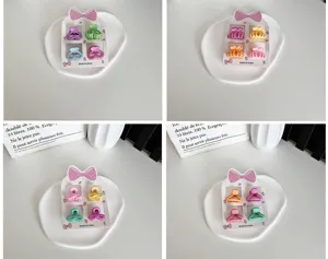 Vue détaillée de 4 mini pinces à cheveux colorées en forme de cœur pour petites filles