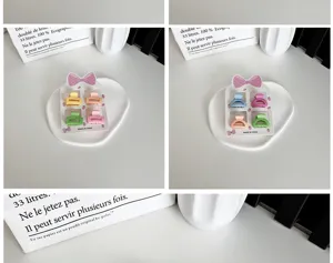 Vue détaillée d'un lot de 4 mini pinces à cheveux colorées pour bébés filles au fini mat doux