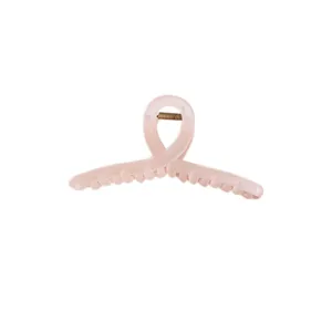 Grande pince à cheveux rose translucide avec design de ruban pour cheveux épais.