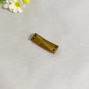 Fibbia piatta con bottone a pressione in metallo per cintura da donna accessorio.
