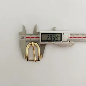 Accessorio fibbia ad ardiglione in metallo dorato a forma di U, vista dettagliata misurata.