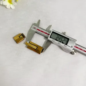 Bottone automatico in lega di zinco vista dettaglio, fibbia per cintura dorata di ricambio.