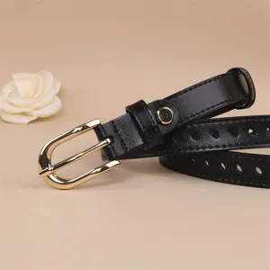 Cintura in pelle nera con fibbia dorata, design elegante e moderno per abbigliamento.