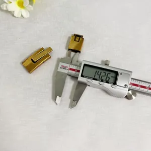 Vista dettagliata della fibbia per cintura in metallo 15mm con misura, accessorio in lega di zinco.