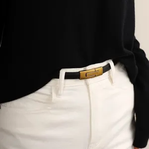 Cintura sottile da donna in pelle nera con fibbia automatica in metallo dorato, stile chic