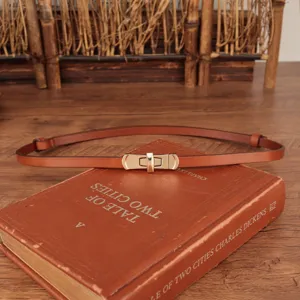 Smalle echt lederen damesriem met metalen draaibare gesp stijlvol veelzijdig taille accessoire