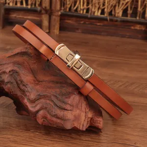 Slanke bruine lederen riem voor dames met chique metalen draaisluiting voor veelzijdige jurkstijlen.