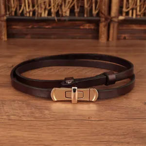 Slanke bruine lederen riem voor dames met metalen draaisluiting, veelzijdig kledingaccessoire