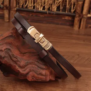 Slanke bruine lederen riem voor dames met elegante gouden metalen sluiting stijlvolle tailleband
