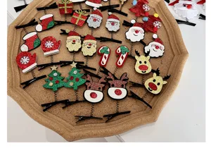 Nahaufnahme festlicher Weihnachts-Haarclips mit Weihnachtsmann- und Rentier-Motiven