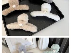 Détail de pinces à cheveux en peluche avec perles dans des tons doux d'automne.