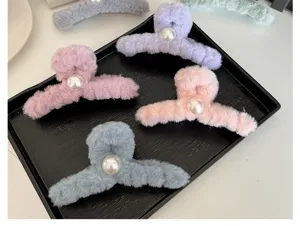 Vue détaillée de grandes pinces à cheveux en peluche avec perles en quatre couleurs