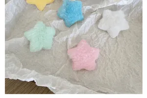 Gros plan détaillé de patchs en peluche en forme d'étoile pour accessoires cheveux