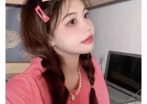 Detailed view of a young girl wearing a minimalist pink rectangular BB hair clip in her hair