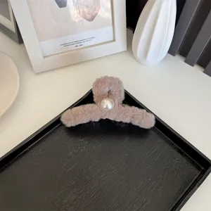 Grande pince à cheveux en peluche avec perle, couleur marron, accessoire d'hiver chic.