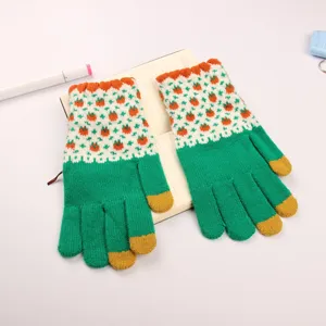 Strick-Touchscreen-Handschuhe Detail mit grünem Stoff, Erdbeermuster und gelben Fingerspitzen.
