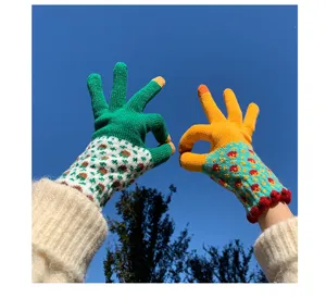 Gants tricotés colorés chics tactiles pour femmes, détail motif floral vintage chaud d'hiver.