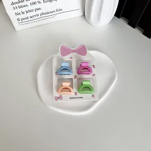 Lot de quatre mini-pinces à cheveux en plastique aux couleurs pastel pour petites filles