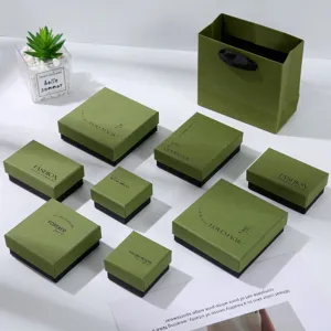 Verschiedene olivgrüne matte Schmuckschachteln und passende Papiertragetasche.