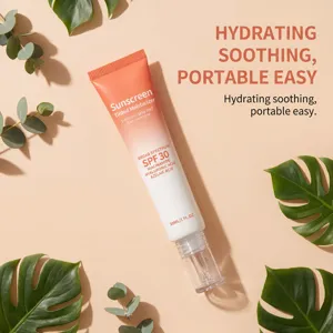 Vue détaillée du tube de crème solaire hydratante teintée avec FPS 30 et des actifs soins.