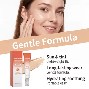 Vue détaillée de la crème hydratante teintée avec texture crémeuse et emballage produit.