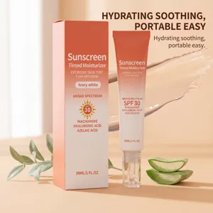 Vue détaillée de la crème solaire teintée à texture légère, accessoires d'aloès et de feuilles.