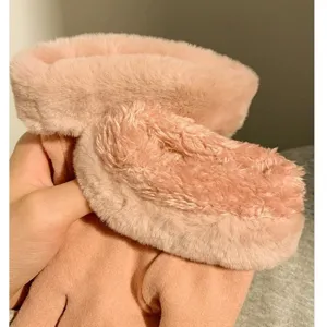 Vista detallada de guantes de invierno cálidos de felpa gruesa para mujer con puño de pelo.